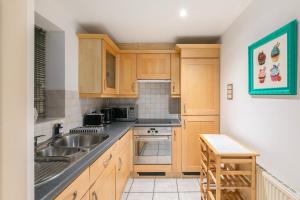 City 2BR Near Thames & Bank