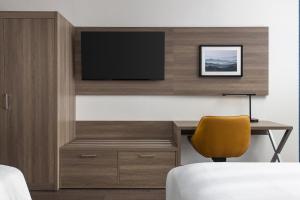 Holiday Inn Express Montreal Airport - St-Laurent by IHG