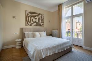 Classic 3BR Loft Overlooking Cismigiu Gardens, Two bathrooms, Balconies