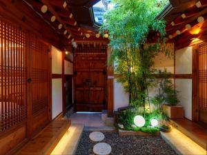 #1월할인#한옥#독채#경복궁역 도보 4분#방4개#욕실2개#가족,키즈#경복궁,인사동,북촌,서촌,광화문,명동, 동대문 바로 옆#짐보관# 9인#호텔침구##무료와이파이#세탁건조기#최고위치#인왕산