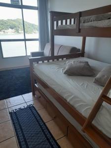 Apt pé na areia vista mar