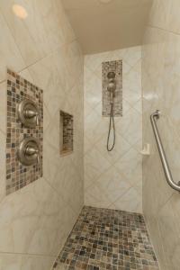 Pet-Friendly Home - 5 Min Walk to Beach, Office, Lanai