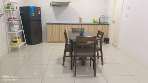 Homestay The Peak Condo