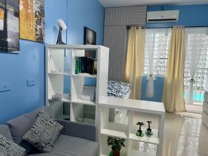 Condo Near World Trade, Star City and MoA - Amazing Breeze