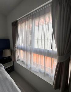 Spacious 1BR with kitchen, Pool, Near Beach, Bars & Eats,gym near by