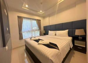 Spacious 1BR with kitchen, Pool, Near Beach, Bars & Eats,gym near by