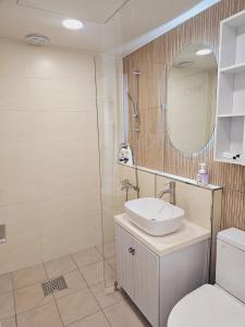 New 패밀리 & 친구 여행 모임 청결하고 쾌적한 넓은 신축아파트 주차 편리 쓰리룸