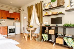 Στούντιο δίπλα στο πανεπιστήμιο και το νοσοκομείο