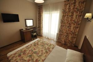 Double Room with Extra Bed room in Villa Flora