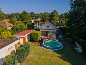 SZL131 Holiday Home with pool