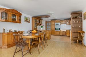 Przytulne Apartamenty w Klimatycznym Domu nad Białką w Otoczeniu Górskich Krajobrazów by Noclegi Renters