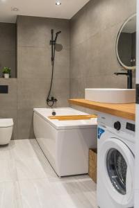 Brand New 1BR in City Center