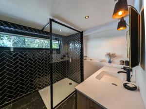Villas Villa contemporaine avec piscine, vues panoramiques lac & montagnes, climatisation : photos des chambres