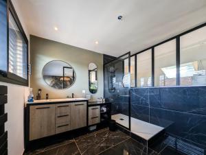 Villas Villa contemporaine avec piscine, vues panoramiques lac & montagnes, climatisation : photos des chambres
