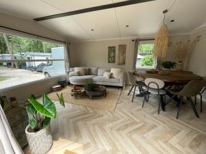 Wild Flower Wellness met privé Sauna en Hottub in prachtige tuin met overkapping