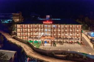 Grand Krisa Resort & SPA, Manali Experience Luxury With all Weather ACs in Every Room - 4-gwiazdkowe hotele w mieście Manāli