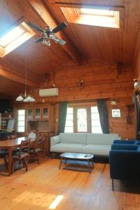 海まで車で3分!!木のぬくもりに癒されるログハウス,BBQ,サーフィン--Cute House Isumi--