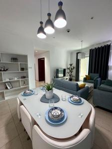 Luxury 2 BR Apartment Marina View