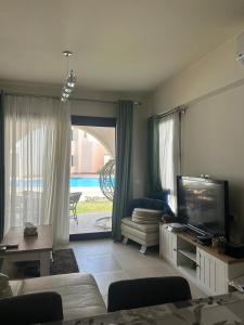 Tranquil 3-Bedroom Holiday Home in Makadi Heights, Hurghada - Private Rooftop Pool, Lagoon and More