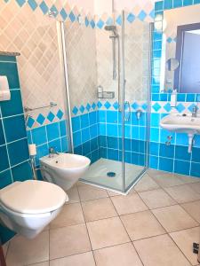 Twin Room with Walk-In Shower - Mobility Accessible