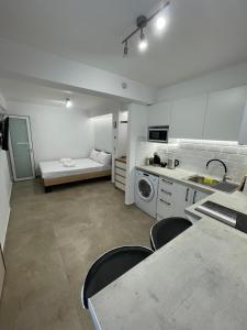 Central Studio next to Metro