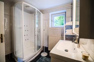 Parkside Haven with 4 Bedrooms & free parking