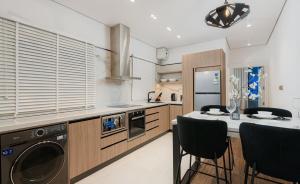 Luxurious 1-Bedroom Apartment in Almughrizat