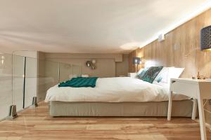 Snuggle up on the Mezzanine at Stylish, Sunny Loft