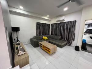 Pelangi party corner house 6bed6bathroom 20 pax