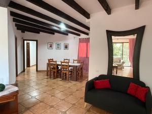 Casa de 5 Dormitorios Cerca de la Playa en Marbella Elviria