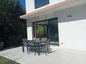 Charmante villa neuve au bord de la plage