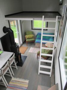 Stuga med bastu i naturen nära Stockholm