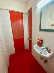 Sunny Pink Room with Balcony, Andheri Hotspot