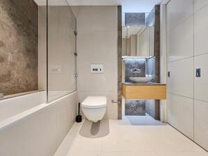 Spacious 1BR Flat with Pool, Cinema & Gym, High Street Kensington