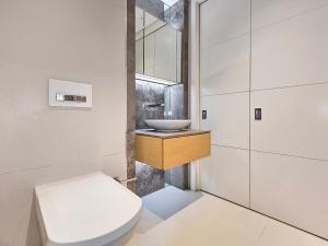 Spacious 1BR Flat with Pool, Cinema & Gym, High Street Kensington