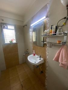 Sunny Pink Room with Balcony, Andheri Hotspot