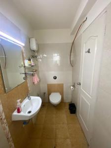 Sunny Pink Room with Balcony, Andheri Hotspot