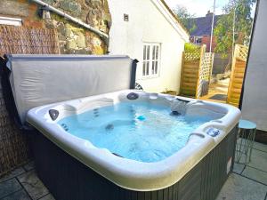 A unique and cosy cottage - optional hot tub - Pass the Keys