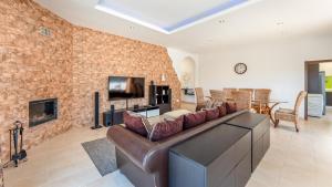 Bright 3BDR House with Pool by Lovelystay