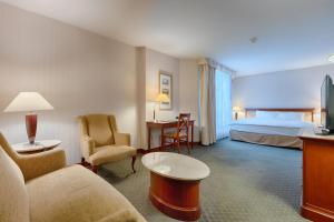 Junior Suite room in Evergreen Laurel Hotel