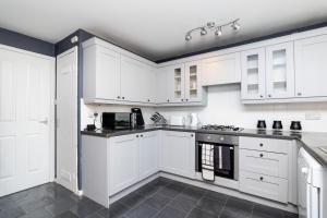 2 Bedroom Flat - Free Parking- by Holiday Homes