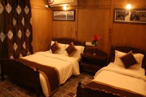 Peace Of Mind Group of Houseboats