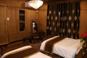 Peace Of Mind Group of Houseboats