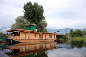 Peace Of Mind Group of Houseboats