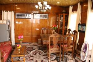 Peace Of Mind Group of Houseboats