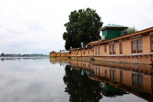 Peace Of Mind Group of Houseboats