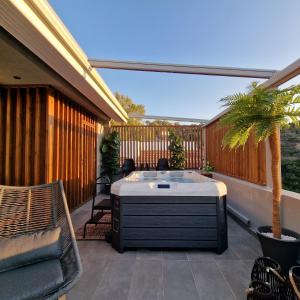 D&A Luxury suite with private Jacuzzi