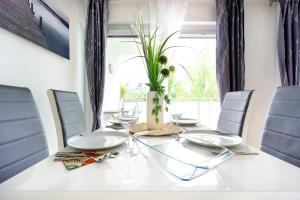 Apartment in a green location with Parking & Balcony, Walking distance to U1 Metro