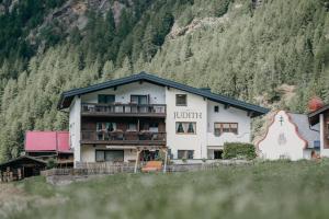 Classic Apartment with Balcony room in Gästehaus Judith