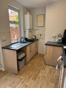 Large Traditional, Sleeps 8, 2 baths, Central Hucknall